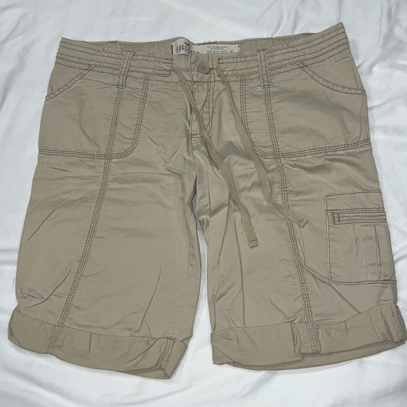 Hollister Pants - Hollister Tan Bermuda Shorts with Cargo Side Pocket Size 5 - 1037